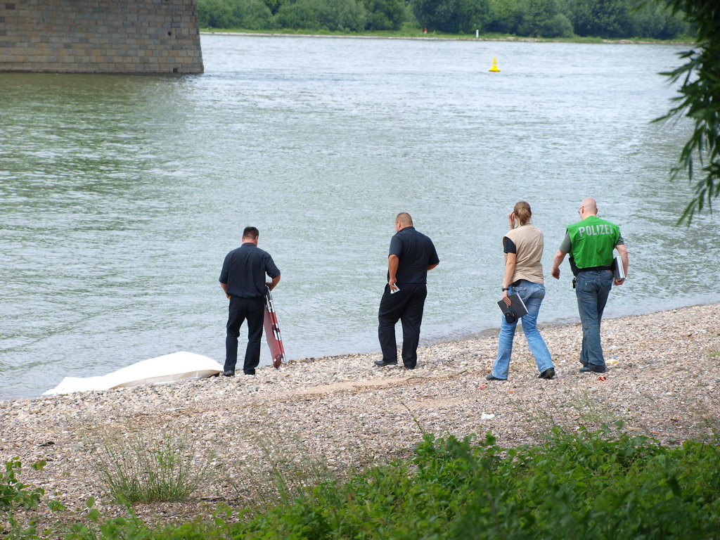 Wasserleiche angespuelt Koeln Deutz Rheinpark Hoehe Zoobruecke P21.JPG